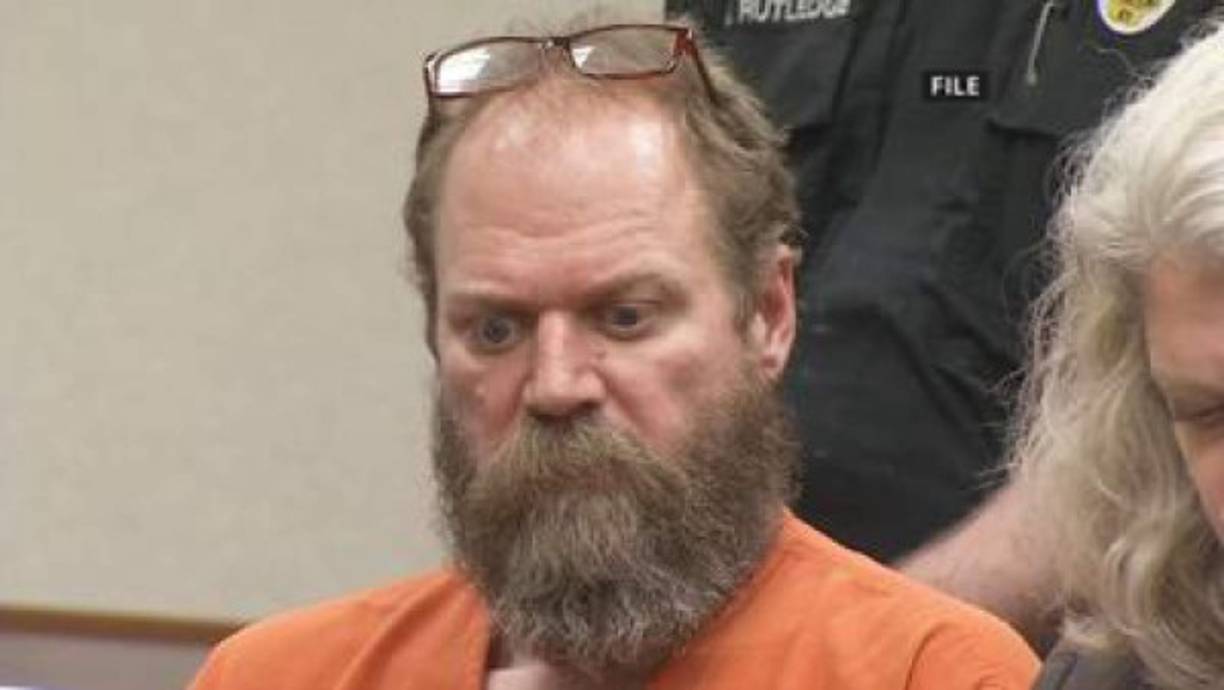 Un tribunal federal condenó este jueves a cadena perpetua a un estadounidense blanco que, motivado por el racismo, mató a tiros a dos clientes negros en 2018 en una tienda de Kentucky y le disparó a un tercero. Fotos: Currier Journal.