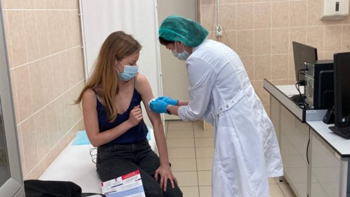 La presentadora explicó que en tres semanas recibirá la segunda dosis de la vacuna. 'El estudio durará 180 días, en este tiempo habrá que mantener el contacto con los investigadores por medio de una aplicación especial y escribir un diario', indicó.