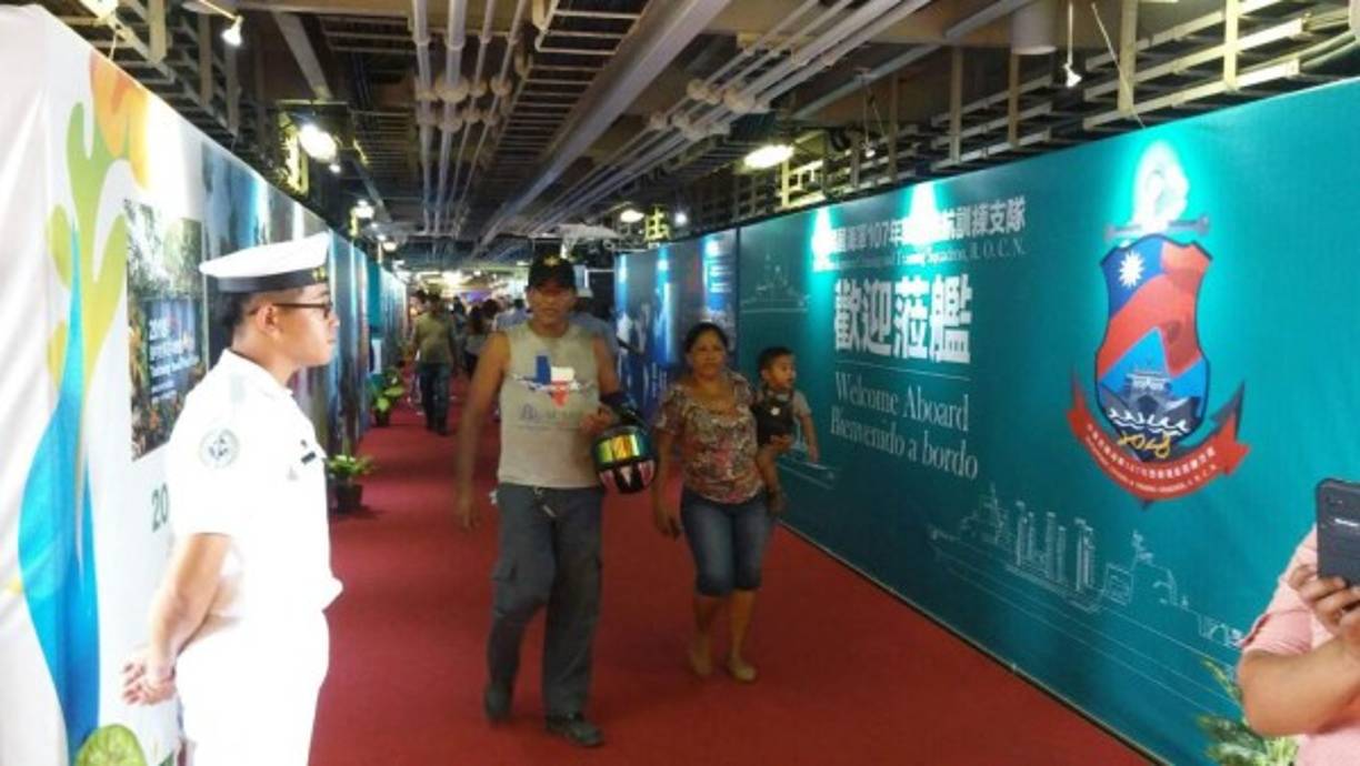 Las familias hondureñas disfrutaron el recorrido por el buque.