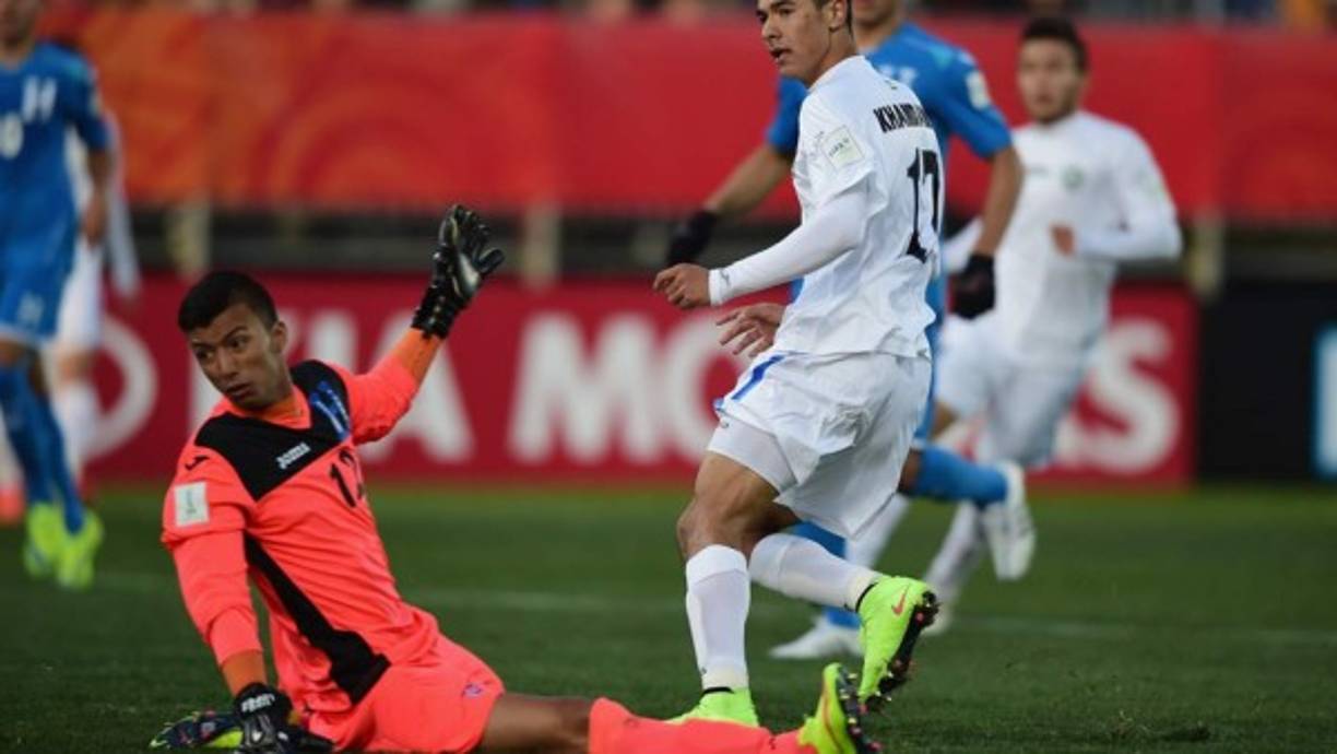 El uzbeko Dostonbek Khamdamov cuando superaba a Roberto López para el primer gol de su equipo.