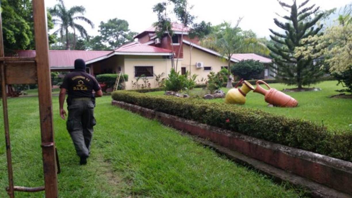 Algunas de las viviendas aseguras por la Operación Centurión tienen extensos jardines en el patio.