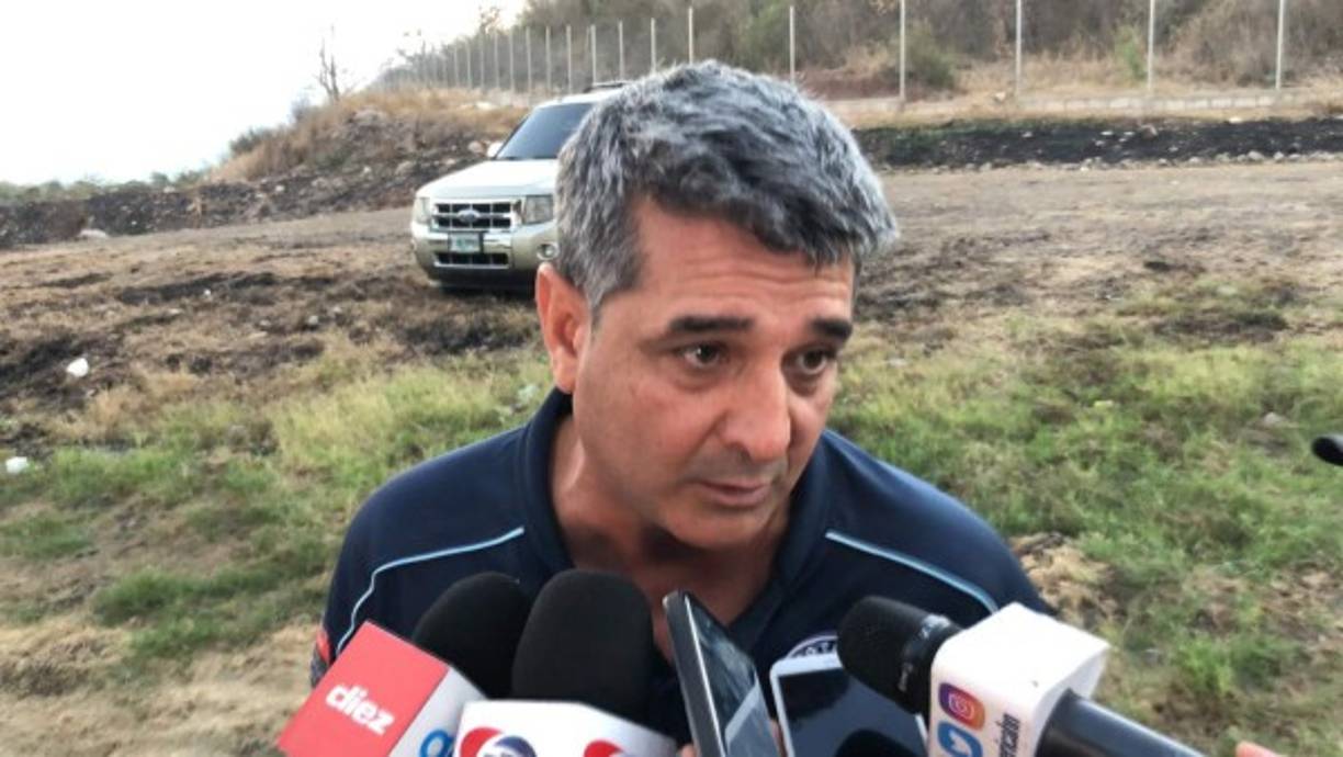 Diego Vázquez dando declaraciones afuera del estadio Carlos Miranda.