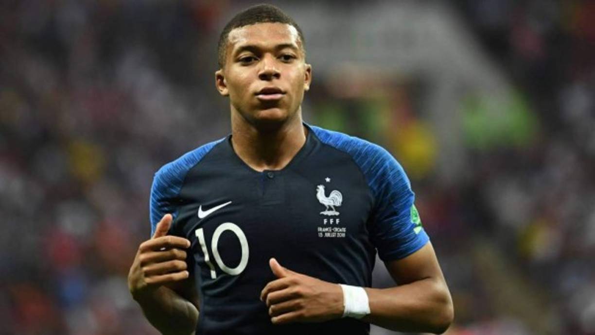 Mbappé: Medios informan que el PSG rechazó una tremenda oferta del Manchester United por hacerse de los servicios del joven delantero francés. La oferta se hizo el pasado jueves en lo que fue el cierre del mercado de fichajes en Inglaterra.