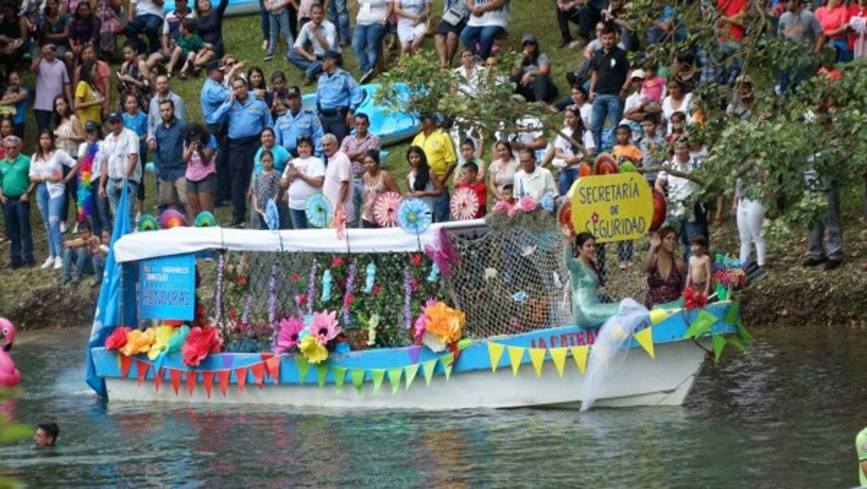 Un colorido desfile de carrozas acuáticas puso el broche de oro al Lago Fest, primer festival celebrado en el Lago de Yojoa, que atrajo a miles de turistas nacionales y extranjeros que disfrutaron de un fin de semana de diversas actividades en los destinos turísticos de la región.