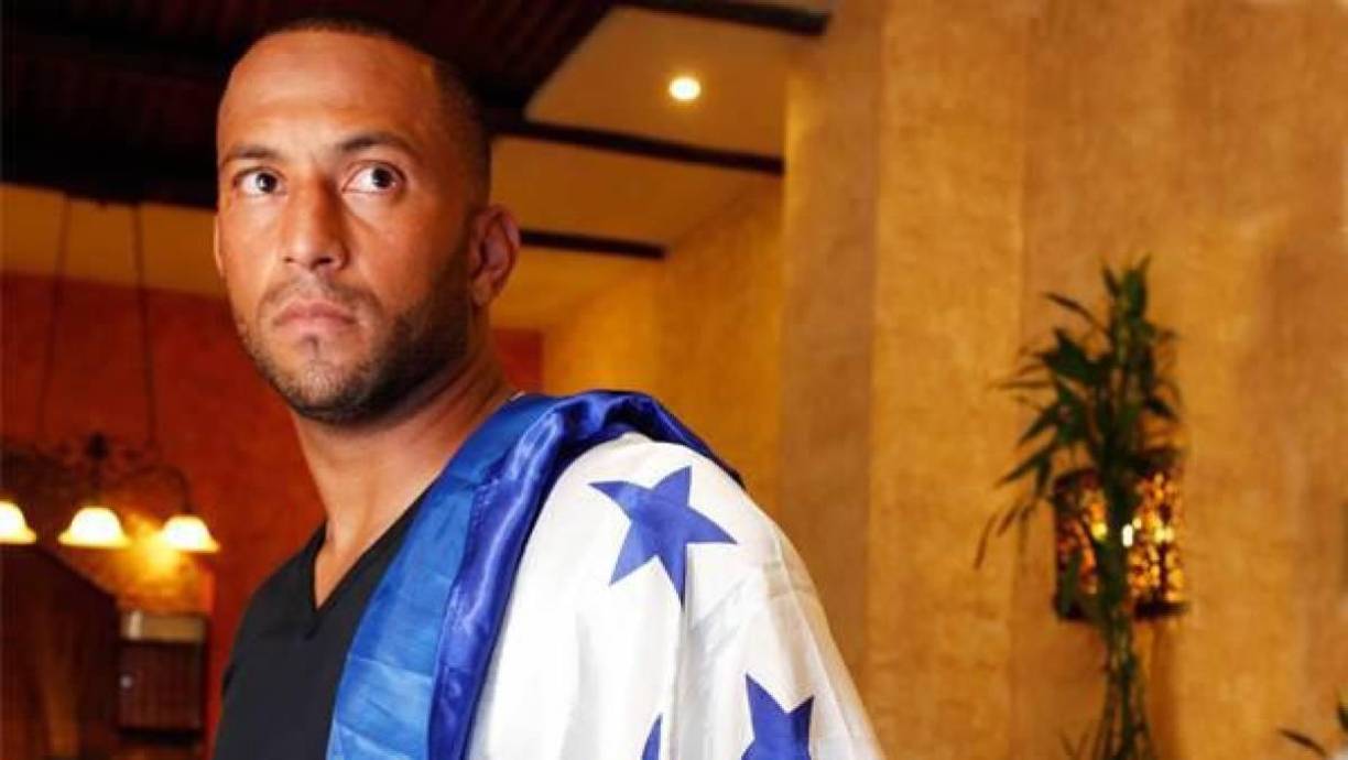 Víctor Salvador Bernárdez comenzó su carrera profesional en el fútbol en el 2003 jugando para el Club Deportivo y Social Vida. Luego por clubes como Motagua, Anderlecht, Lierse, Indios de Ciudad Juárez, San José Earthquakes y por supuesto varios encuentros con la camiseta de Honduras.