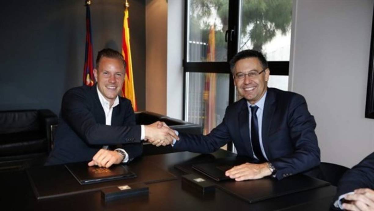 El portero alemán Marc-André Ter Stegen ya ha firmado este martes, junto al presidente, Josep Maria Bartomeu, el nuevo contrato que le vincula al club Barcelona hasta el 30 de junio de 2022