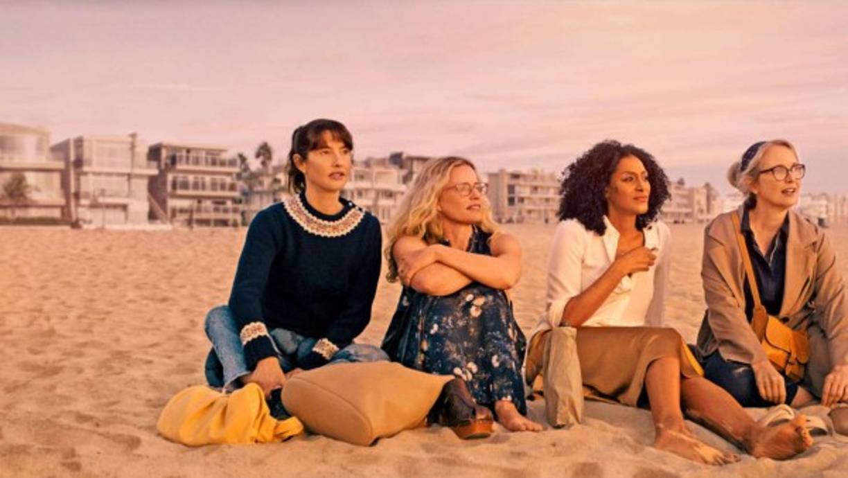 ”ON THE VERGE” (Netflix). Escrita, dirigida y protagonizada por la francesa Julie Delpy, también actriz y cantante, la serie sigue la vida de cuatro mujeres (una chef, una madre soltera, una heredera y una desempleada) que profundizan en el amor y el trabajo en plena crisis de la mediana edad. A Delpy le acompañan Sarah Jones, Elisabeth Shue y Alexia Landeau.