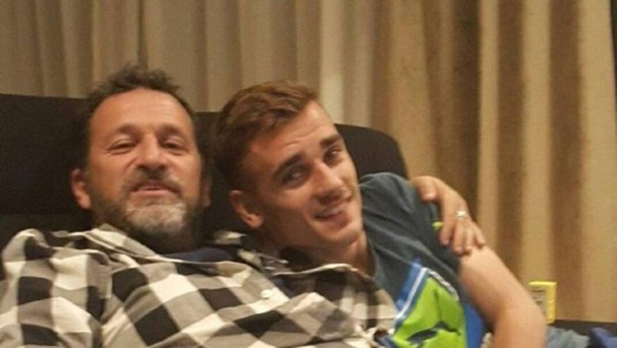 Eric Olhats fue una figura clave en la carrera de Antoine Griezmann. Este le descubrió en Francia y le animó a probar en la cantera de la Real Sociedad cuando la mayoría de los equipos franceses rechazaban al delantero de Mâcon por su tamaño. En San Sebastián, Olhats ejerció de mentor de Griezmann llegando a vivir prácticamente juntos cuando este era menor de edad.