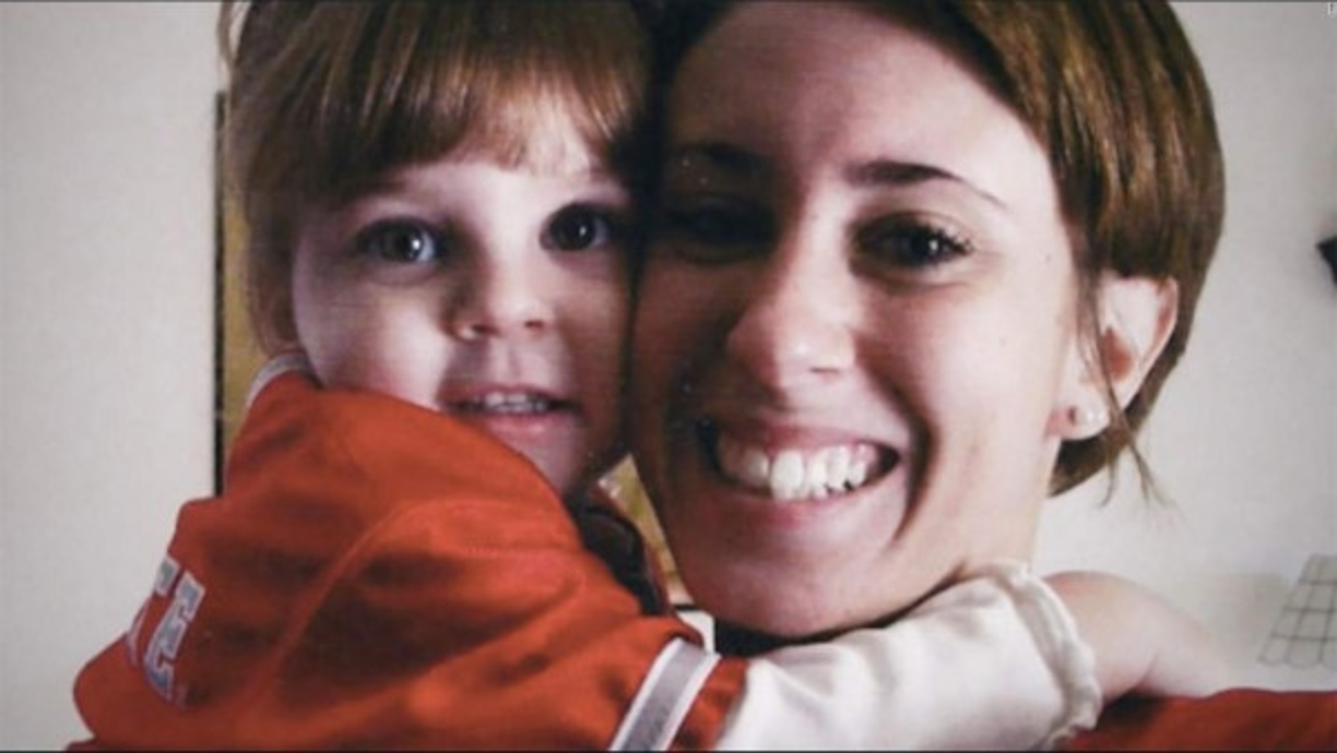 Casey Anthony, en 2008, fue acusada de haber abusado y matado a su hija Caylee; posteriormente fue condenada a cuatro años de prisión. El hecho sucedió en un suburbio de Orlando, Estados Unidos.