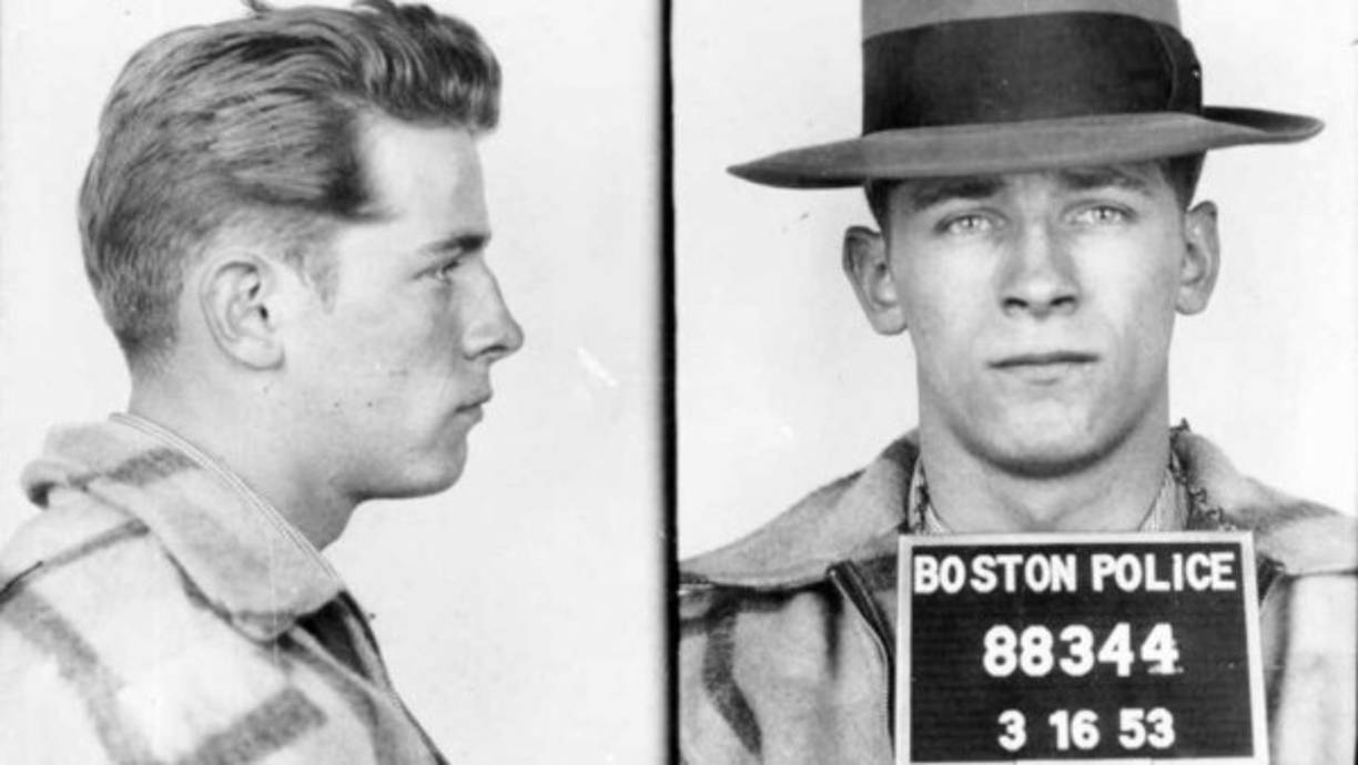 James Whitey Bulger <br/><br/>Fue trasladado de otra prisión a Alcatraz en 1959. Al salir de allí se unió a la mafia irlandesa, posteriormente se convirtió en un informante del FBI en 1975.<br/><br/>En 2011 fue capturado de nuevo por ser cómplice de 11 asesinatos. En 2013 fue condenado a cadena perpetua por 32 cargos de crimen organizado, lavado de dinero, extorsión y cargos de armas. En la película Black Mass el actor Johnny Depp interpreta a Bulger junto a Benedict Cumberbatch como su hermano senador.