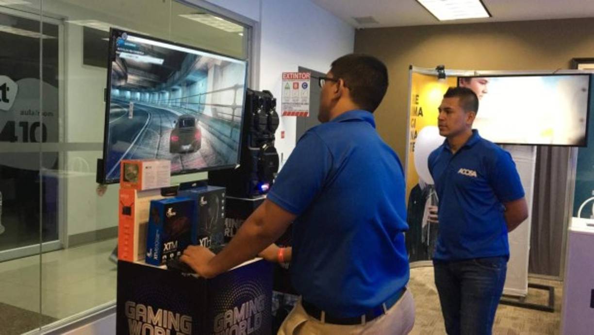 Acosa tiene una exposición de televisores, teclados, computadoras portátiles, auriculares y todo lo que necesita un 'gamer' para su pasatiempo favorito.