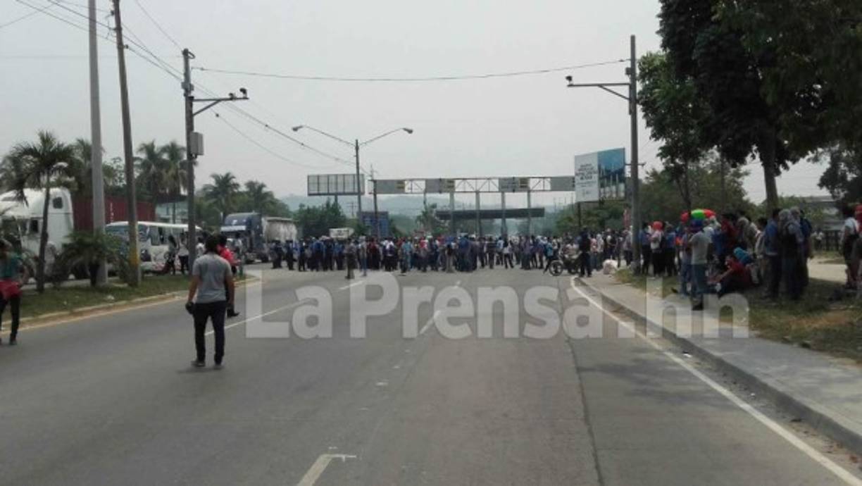En la imágen se ve al grupo de estudiantes exigiendo el cese al proyecto de alfabetización, el pasado viernes más de 100 estudiantes fueron desalojados por la fuerza con bombas lacrimógenas.