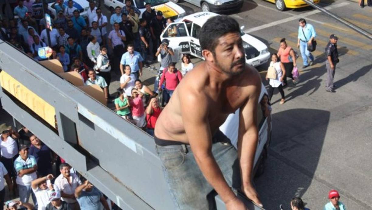 En el lugar se reunieron cientos de espectadores, entre trabajadores, estudiantes, policías y reporteros, en el cruce de las avenidas Adolfo Ruiz Cortines y Francisco Javier Mina.