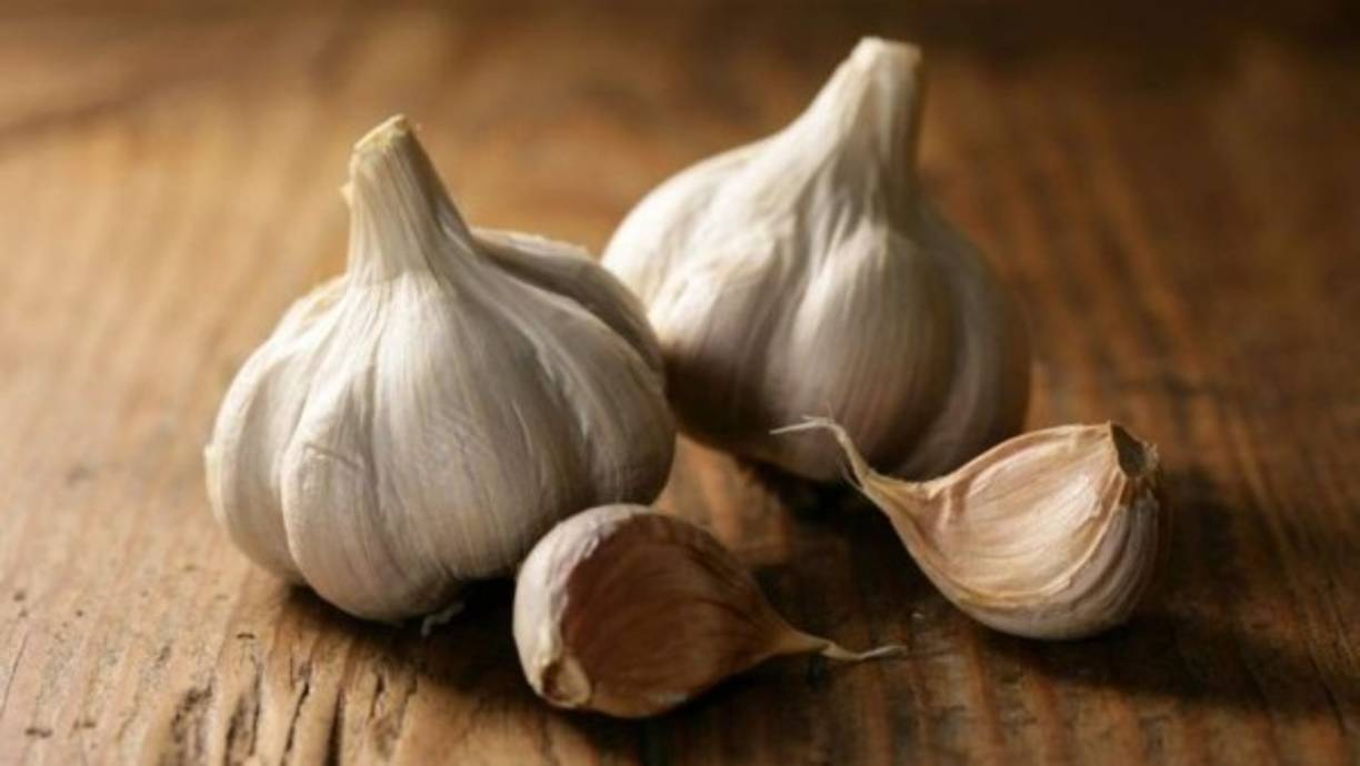 El ajo se usa bastante en la cocina, pero tiene varias propiedades que mejoran la salud. Debe aprovechar incluirlo en su comida diaria. Este pequeño fruto mantiene la piel sana y mejora el funcionamiento del corazón, pero aquí hay 10 razones más para que comas un ajo todos los días.