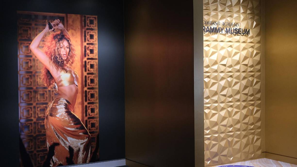 ”El 95 % de los objetos expuestos son de su colección personal. Afortunadamente ella guarda mucho material de su carrera y su equipo de trabajo nos proporcionó todo lo que les pedimos”, añadió Emmons.