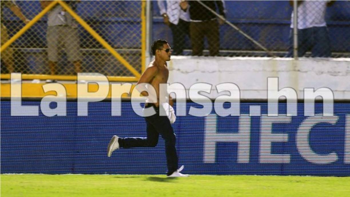 Al aficionado nadie de seguridad lo siguió.