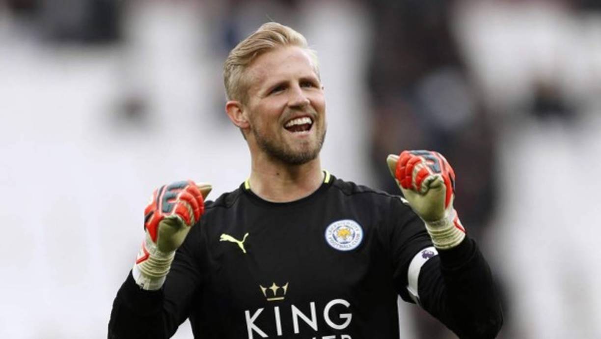 A Kasper Schmeichel, portero del Leicester, ya se le ha vinculado con algunos de los grandes clubes de la Premier como Manchester City o Manchester United. Sin embargo, según Sky Sports, Craig Shakespeare, su entrenador, ha asegurado que no hay ofertas por el meta y que está muy feliz en el club.
