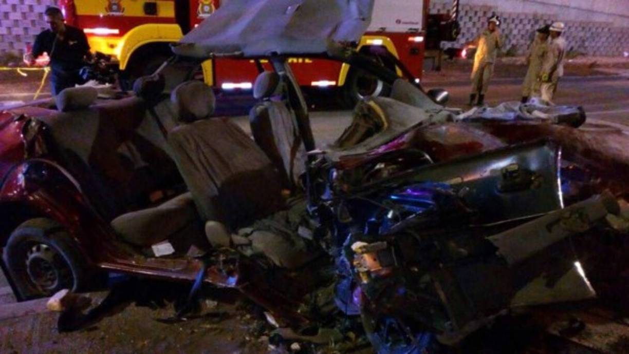 Dos muertos y dos personas heridas dejó un aparatoso accidente de tránsito en la capital de Honduras y de esta manero quedó uno de los automóviles implicados en el accidente, el hechó ocurrió el 11 de abril del 2018. Las personas heridas fueron trasladadas al Hospital Escuela Universitario, pero una de ellas murió en el camino.<br/>Una de las víctimas mortales fue identificada como Sarah Tazniuri Salinas (26).