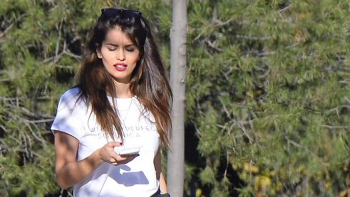 Lleva en el mundo de la actuación desde muy joven, debutó en televisión en la serie andaluza Arrayán.