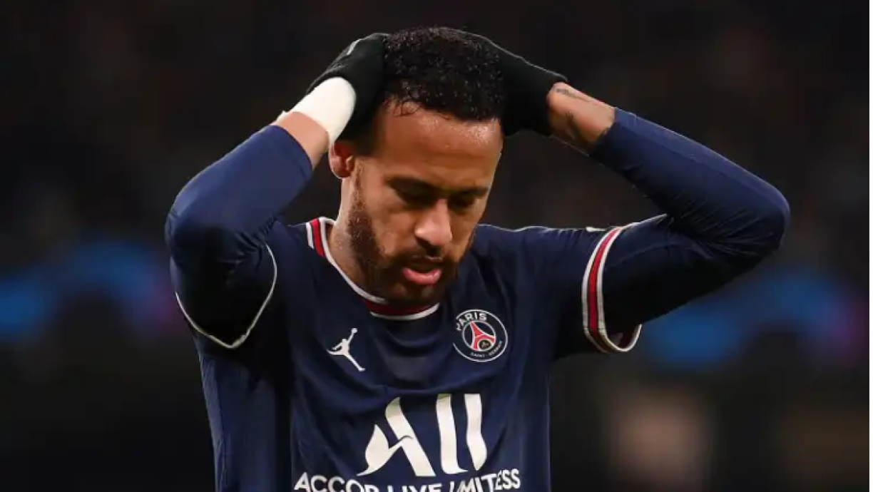 En tal cambio en la plantilla del equipo, al parecer no cuentan con el brasileño. Asimismo, los rumores que apuntan a la salida de Lionel Messi.