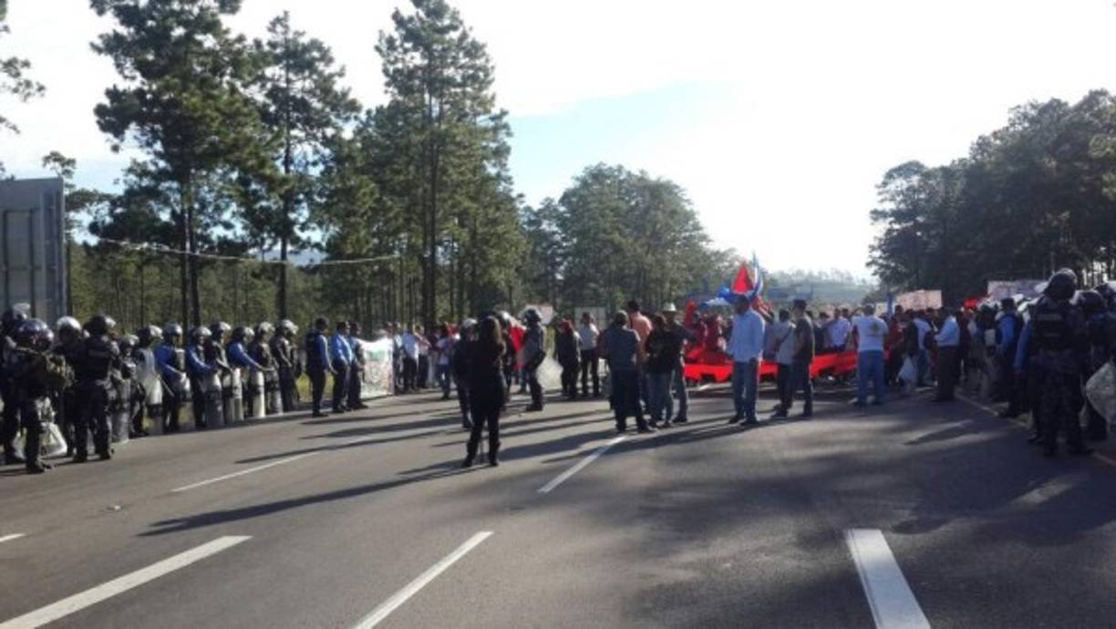 En Zambrano los protestantes no lograron su objetivo de evitar que los conductores pagaran peaje.