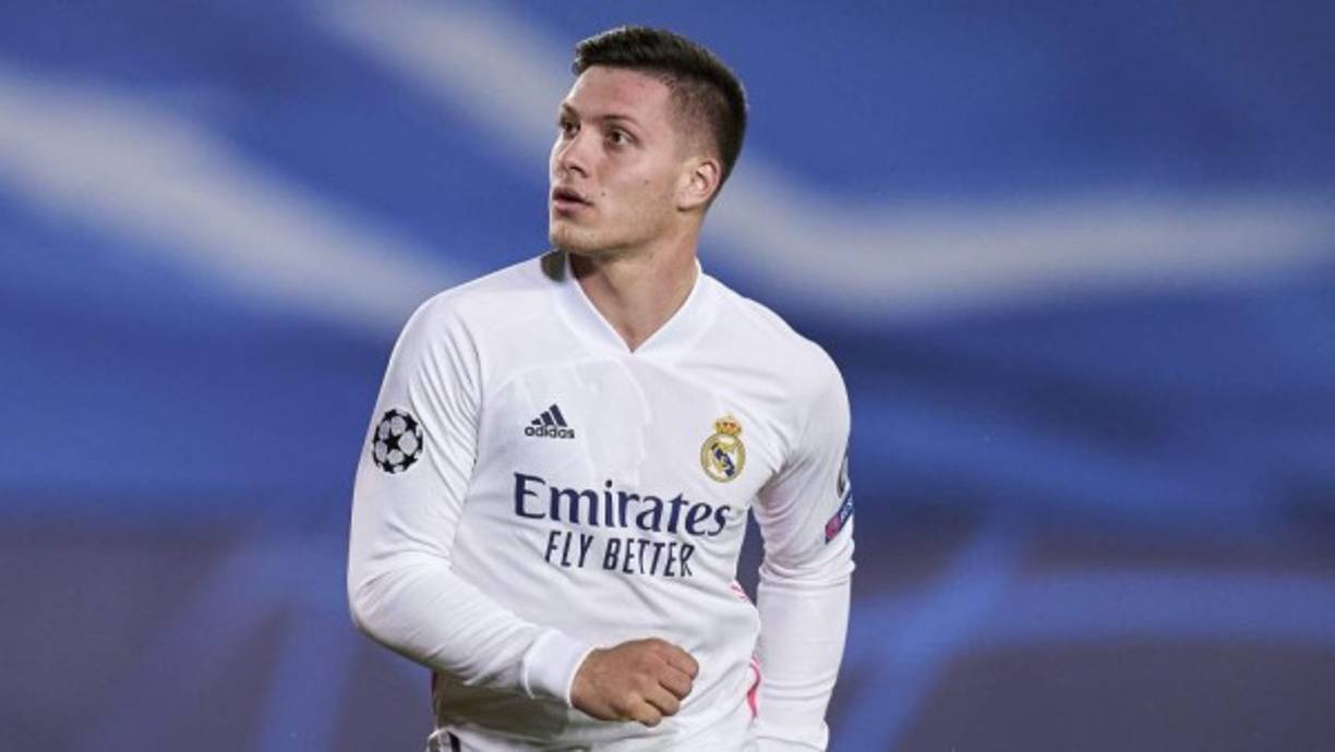 Luka Jovic no se rinde e intenta convencer a Carlo Ancelotti de que puede quedarse en el Real Madrid y jugar junto a Karim Benzema, que es el único indiscutible en el poblado ataque blanco. De momento, solo llegan peticiones de cesión y sin pagar completa su alta ficha según informa 'Defensa Central', trabajo no va a faltar en las oficinas blancas. El serbio busca otra oportunidad y el club blanco quiere hacer 'caja' con él.