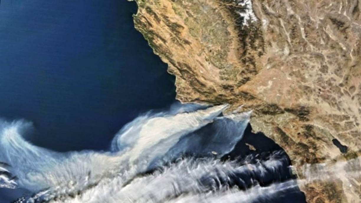 Las imágenes captadas desde la Estación Espacial Internacional (EEI) muestran las columnas de humo que emanan del llamado incendio Thomas que ha arrasado ya gran parte de los condados de Ventura y Los Angeles.