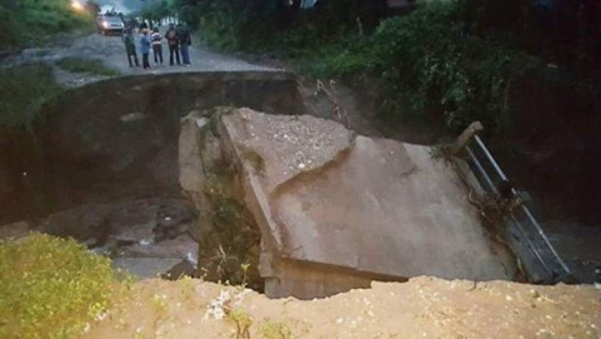 La zona está incomunicada debido al colpso del puente.