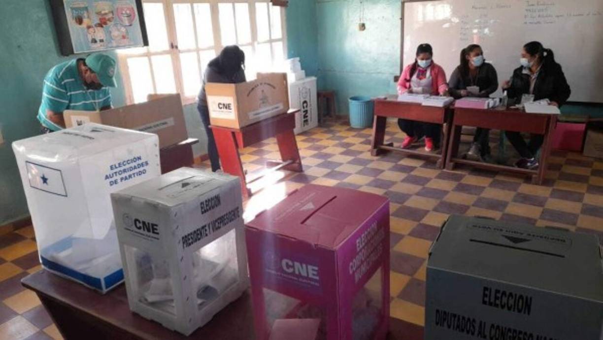 En la Escuela Monseñor Eusebio Rivera Alemán de La Esperanza, Intibucá, los votantes ejercer su voto.
