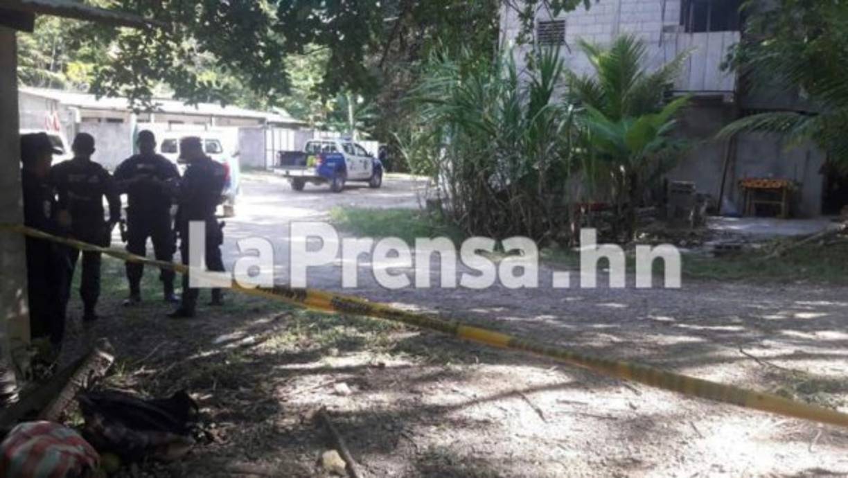 Tres personas fueron asesinadas de forma violenta la madrugada de hoy sábado dentro del motel 'El Bosque', ubicado en Santa Rita, en la orilla de la carretera que comunica hacia Yoro.