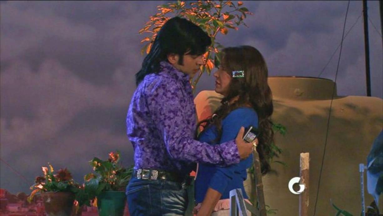 María de todos los Ángeles y Doña Lucha fueron interpretados por Mara Escalante, quien además produjo la serie cómica.