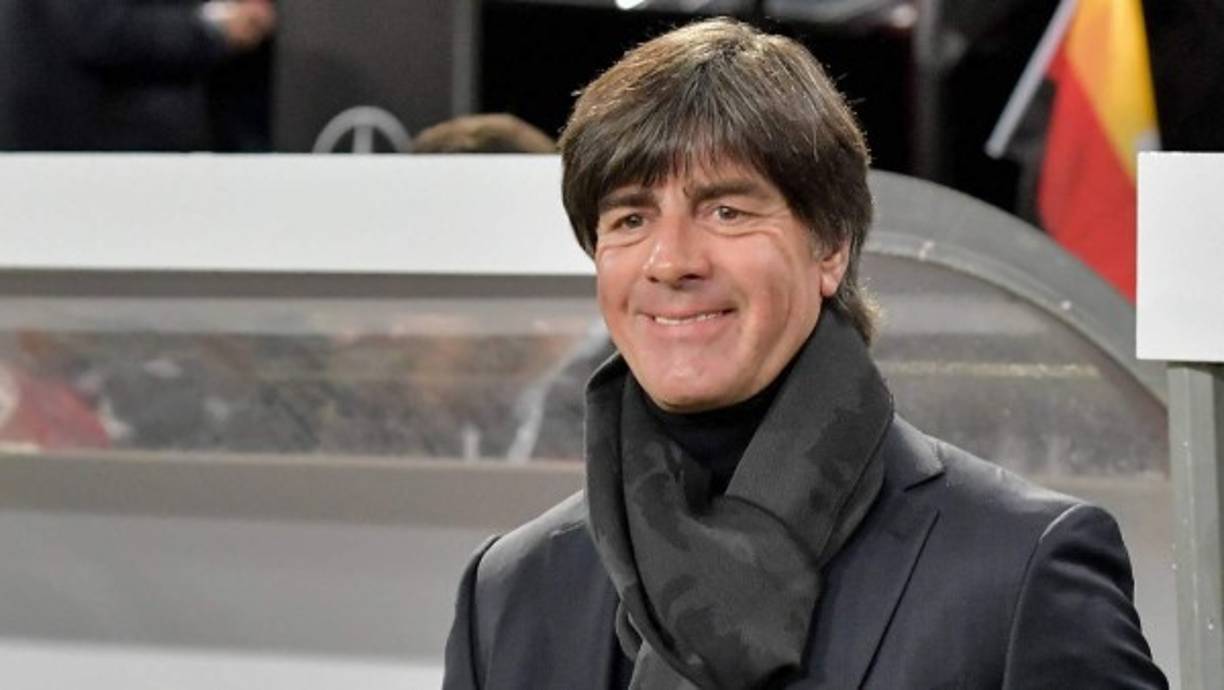 Después de nutrir la Superliga china de futbolistas y entrenadores de reconocido prestigio mundial, la nueva potencia del fútbol planea ahora dar un salto de nivel a su selección nacional con la incorporación de Joachim Löw, entrenador de Alemania, campeona del Mundial del Brasil de 2014. Según ha podido saber el diario 'AS', el seleccionador germano tiene sobre la mesa una oferta de la Federación de Fútbol Chino por la que recibiría 50 millones de euros limpios en dos años a cargo del combinado nacional asiático.