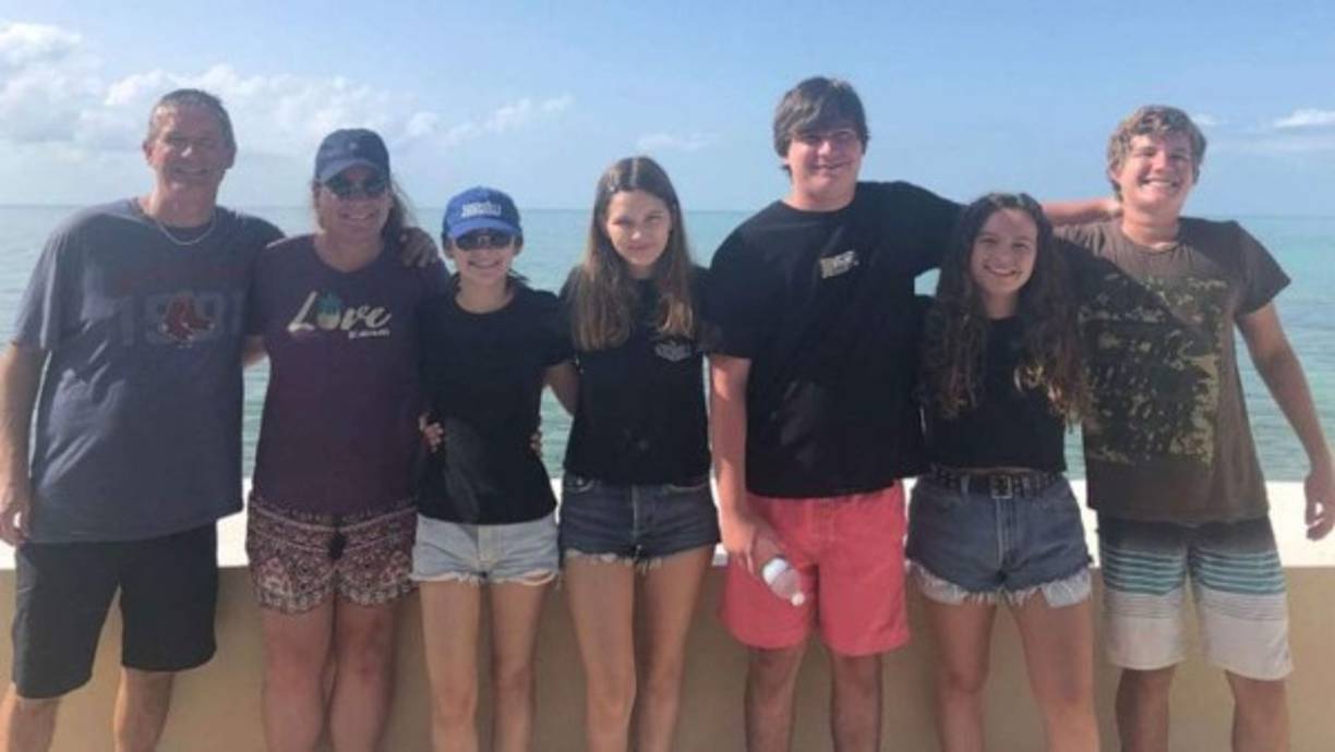 La familia Lindsay realizaba un tour cerca de las paradisíacas islas Rose cuando Jordan decidió saltar al agua para practicar snorkel. La universitaria de 21 años se alejó varios metros del yate mientras disfrutaba de las cálidas aguas.