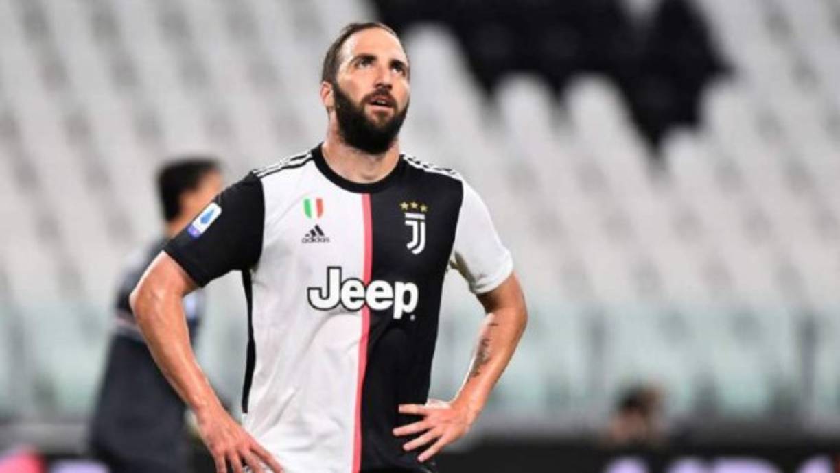 Gonzalo Higuaín: Tras no entrar en los planes de Andrea Pirlo en la Juventus, se informa que el delantero argentino está en negociaciones con el Inter Miami de la MLS de EUA.