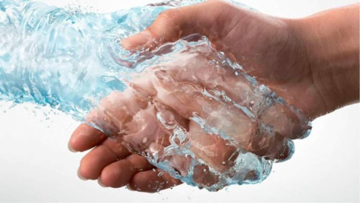 Manos de agua. Son parecidas a las de aire, solo que un poco más alargadas. Representan el elemento, ya que son húmedas y sudan más. Son personas muy emotivas, con un gran corazón y compasión. Emociones que a veces les puede pasar la cuenta.<br/><br/>Se caracterizan por su dulzura y empatía representadas en su palma redonda y a veces de color rosa. Son los mejores amigos, ya que siempre van a estar ahí para cuando los necesites.<br/><br/>