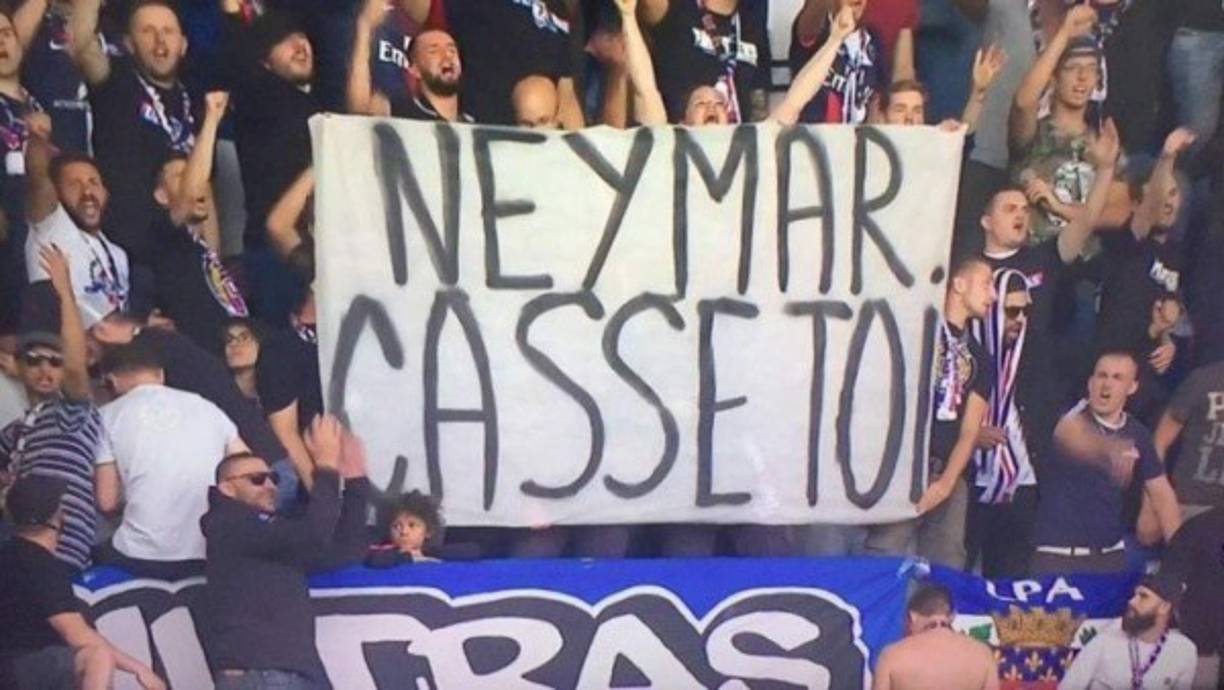 Neymar, tras unos largos meses de rumores y negociaciones para su marcha, fue abucheado por el público de Parque de los Príncipes tras cuatro meses sin vestir la elástica del PSG.