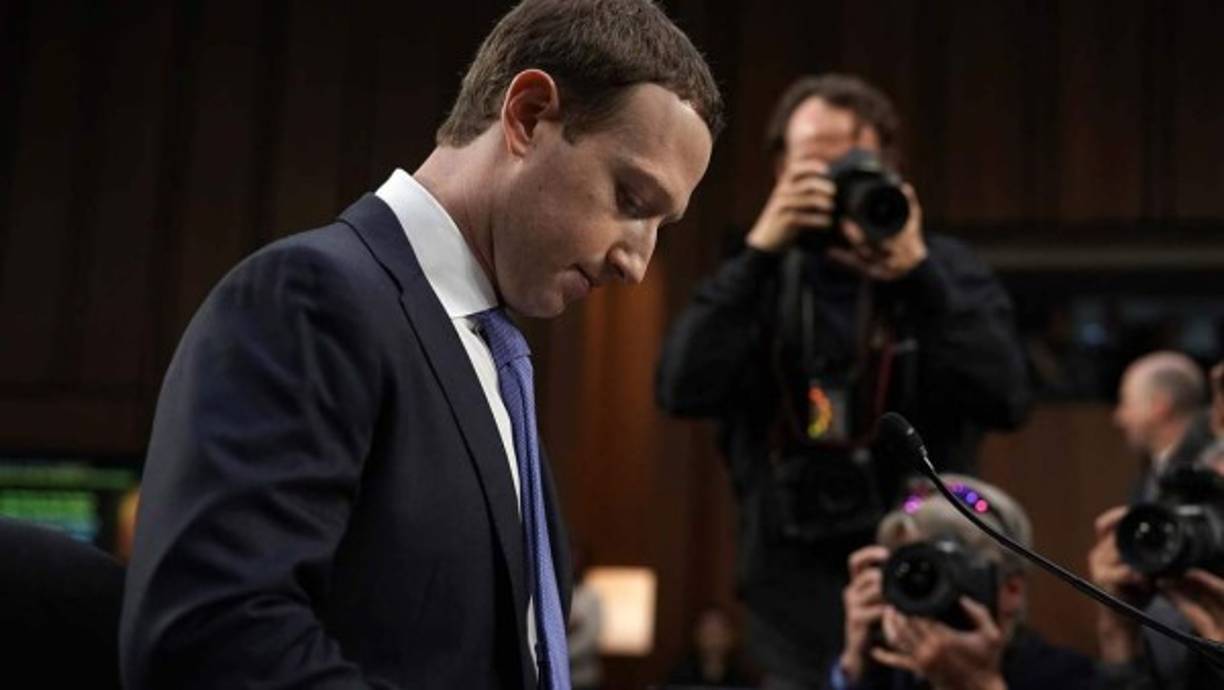 13. Mark Zuckerberg: El jefe de Facebook perdió el prestigio tras la revelación en marzo de que la empresa Cambridge Analytica, vinculada a la campaña de Donald Trump en 2016 rumbo a la presidencia de Estados Unidos, utilizó decenas de millones de datos de usuarios de Facebook.<br/><br/>Desde entonces, Zuckerberg se ha disculpado varias veces por los errores de Facebook para proteger la información de los 2.200 millones de usuarios de la red social.