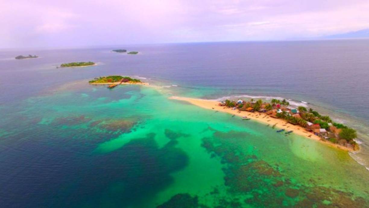 <br/>Esta reserva marina protegida se ubica a unos 40 kilómetros al noreste de La Ceiba. No solo es el mar, sus arrecifes y playas son sus mayores atractivos. También la vida cultural de sus escasos habitantes de la etnia garífuna.