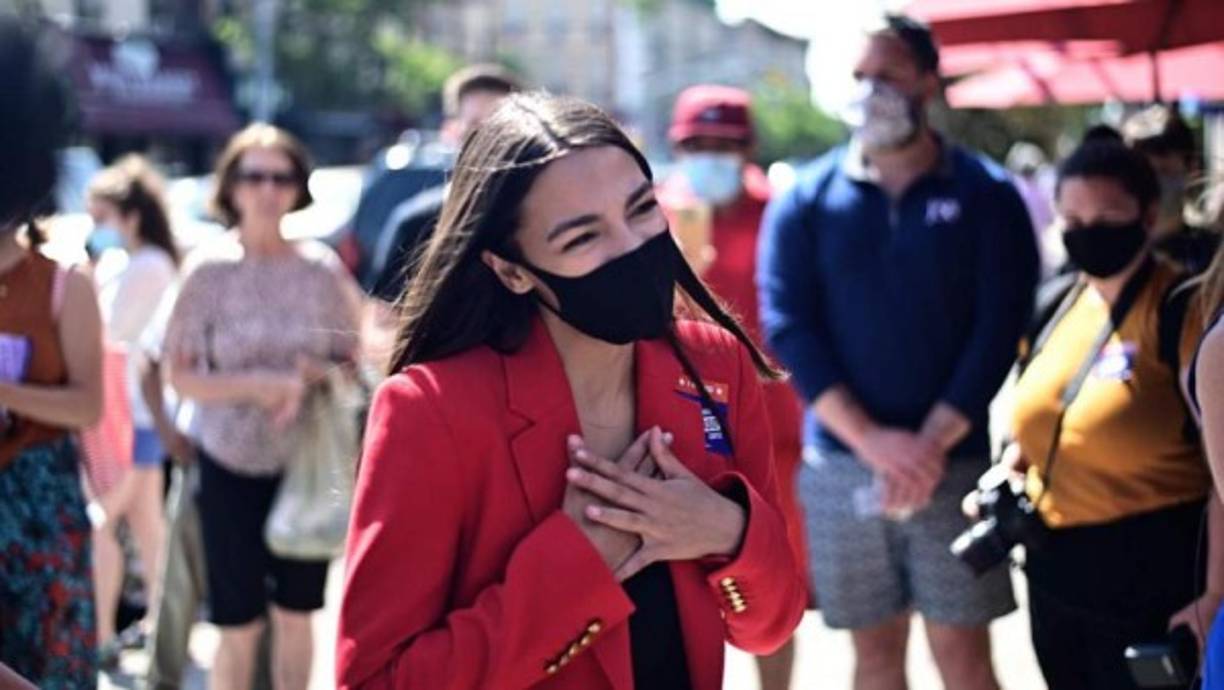 Sin embargo, medios conservadores revelaron que Ocasio Cortez no se encontraba en el edificio del Capitolio cuando ocurrió el ataque al edificio, sino que estaba en un edificio de oficinas a dos cuadras del lugar.