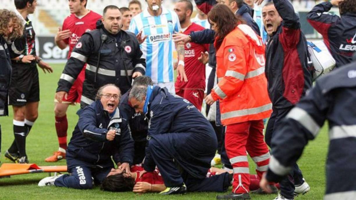 Entre otros casos más recientes se encuentran el del centrocampista del Livorno, Piermario Morosini, que con 25 años falleció de un ataque cardíaco en 2012 durante un partido de la Serie B italiana en campo del Pescara. El jugador intentó levantarse en varias ocasiones, pero no lo consiguió, y falleció en el hospital poco después.