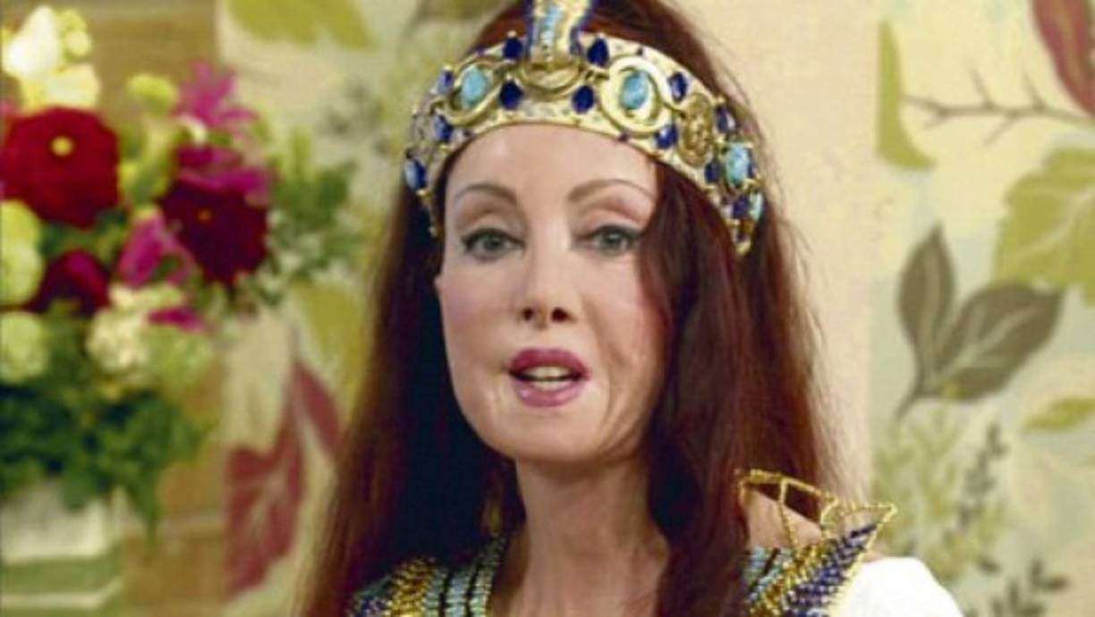 Namita asegura que desde niña, Nefertiti se le aparecía en sus sueños; tras esto, a finales de las década de los ochenta comenzó con intervenciones quirúrgicas para convertirse en la reina egipcia.