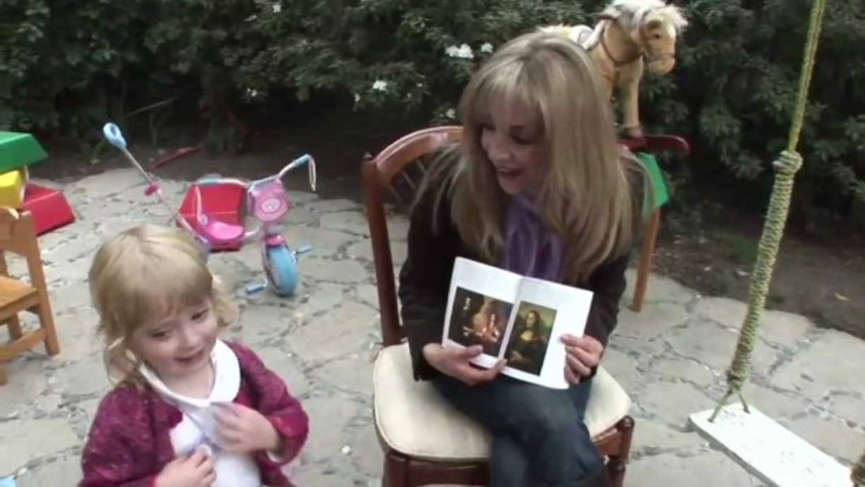 Constanza nació en agosto de 2004, fruto del romance entre el político Santiago Creel y Edith González. Aunque en un principio la actriz la registró con sus apellidos, finalmente en 2008 Creel la reconoció como su hija.<br/><br/>