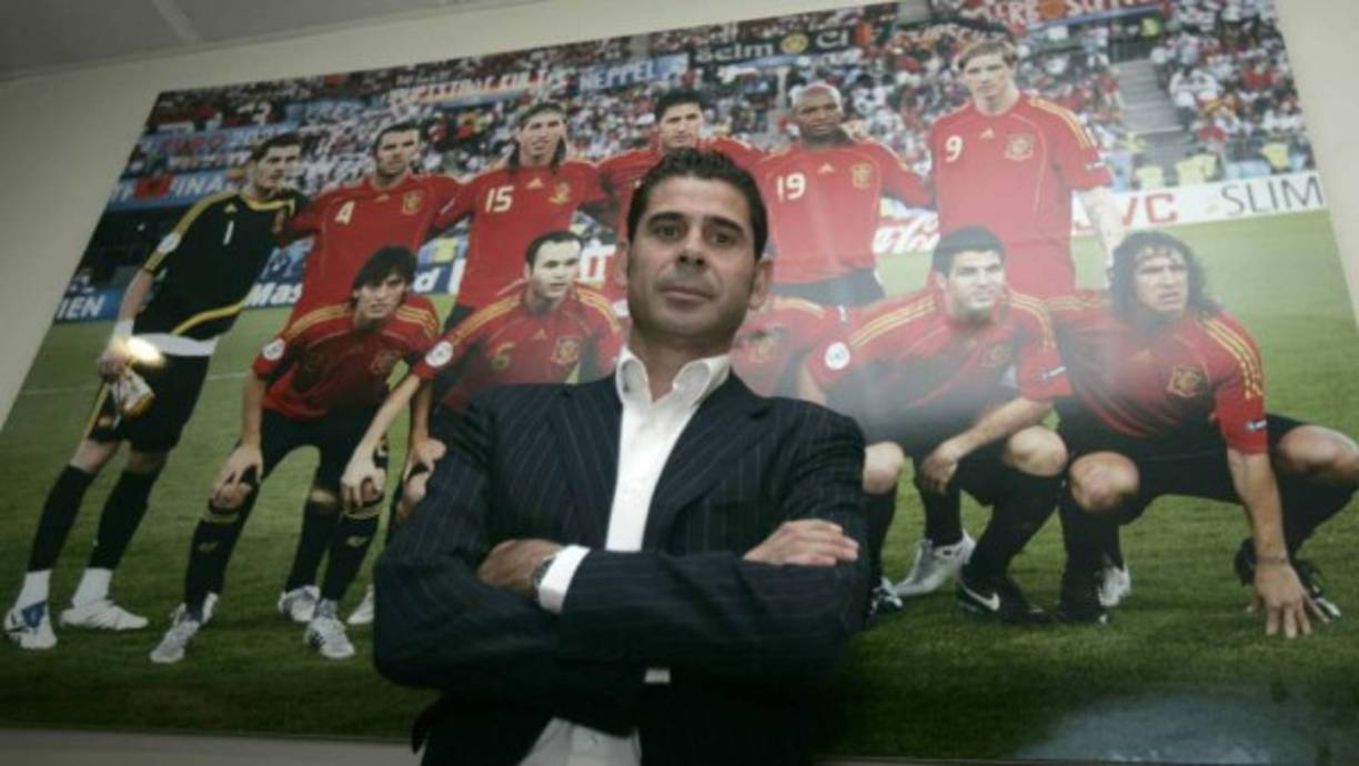 El actual director de la selección española, Fernando Hierro, sería también una de las opciones que manejaría el Real Madrid para ocupar el banquillo blanco tras la marcha de Zinedine Zidane. Así lo asegura el diario ‘As’, que cita al ex jugador blanco como alternativa casera junto a Michel y a Guti. Foto Diario AS