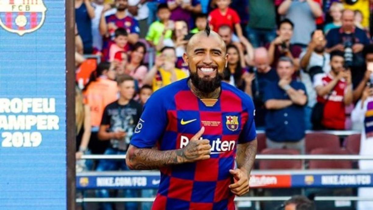 Después de solo una temporada dentro del equipo, Arturo Vidal está cerca de dejar el Barcelona, incluso ya le habrían puesto precio. El equipo interesado en el Rey Arturo es el Inter, a pedido expreso de Antonio Conte, quien dirigió al chileno en su paso por la Juventus; y después de varios intentos, parece que por fin se les va a hacer. De acuerdo conSport, el Barça solo pediría 20 millones de euros por él.