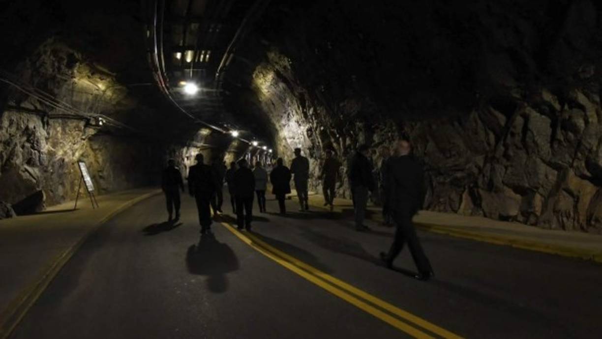 El complejo cuenta con seis túneles de hasta 12 metros de ancho y tres pisos de altura. Es administrado por la Estación de la Fuerza Aérea de Cheyenne Mountain, bajo el mando de la unidad de Defensa Aeroespacial (NORAD).