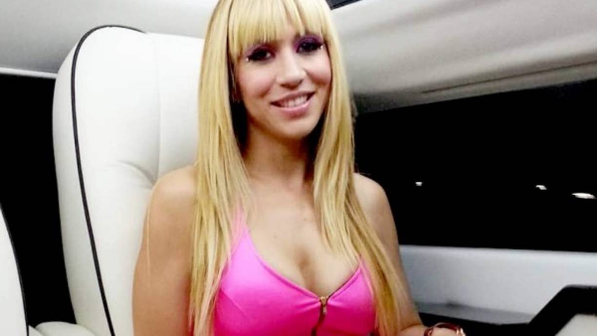 Las diferencias entre la artista y su familia se profundizaron a niveles críticos, una vez que ésta acuso públicamente a su padrastro y exmánager Carlos 'Topy' Mamery de abusos sexuales reiterados y fraude, ante lo cual su madre tomó parte por su esposo, desatando una verdadera guerra mediática de dimes y diretes que llegaron hasta las cortes judiciales de Estados Unidos.