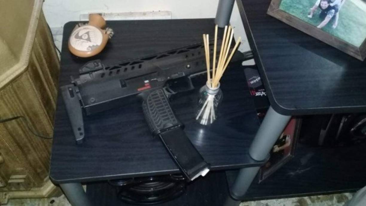 Las fuentes informaron que en total se incautaron catorce armas de fuego de distintos calibres y largos, entre ellas una pistola dorada que el acusado solía exhibir en fotografías que publicaba en redes sociales.