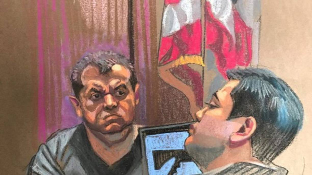 Día 2: 3 de octubre<br/><br/>El exnarcotraficante hondureño, Víctor Hugo Díaz Morales, alias 'El Rojo', aseguró haber sido socio de Tony Hernández y dijo que a pedido del acusado aportó $40,000 en 2005 para la campaña electoral del entonces diputado Juan Orlando Hernández, actualmente presidente de Honduras.<br/><br/>El testigo cooperante de la fiscalía, preso en Nueva York desde hace 17 meses por narcotráfico, también relató que con ayuda de Tony Hernández envió a Estados Unidos unos 140,000 kilos de cocaína durante 12 años, de 2004 a 2016.<br/><br/>El Rojo, que dijo haber participado en 18 asesinatos, contó que el acusado acudía a las reuniones sobre tráfico de cocaína armado con una pistola y a veces con un fusil de asalto.<br/><br/>El Rojo relató que Tony Hernández se alió con un narco colombiano, 'El Cinco', para fabricar cocaína en un laboratorio en Colombia, y que el acusado le contó que a la droga 'le pondrían las iniciales del acusado, TH, similar al logo de la marca Tommy Hilfiger'.