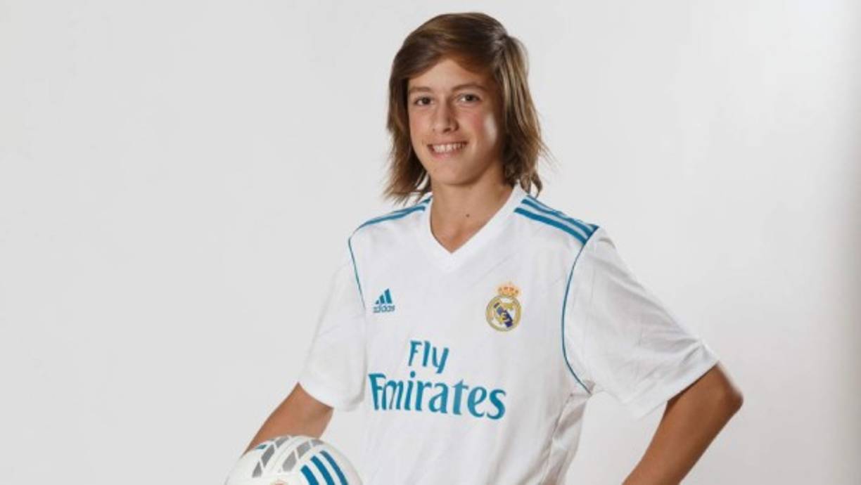 El Manchester United ha fichado a un canterano del Real Madrid. Se trata de Álvaro Fernández Carreras, quien ha firmado con el equipo inglés por las próximas cuatro temporadas, según ha confirmado ESPN. El jugador gallego acabó contrato con el Real Madrid el pasado 30 de junio y no hubo acuerdo para su renovación, por lo que el joven de 17 años ha firmado por los Red Devils como jugador libre.<br/><br/>Fernández es lateral izquierdo y llegó al Real Madrid en 2017 procedente del Deportivo de La Coruña. Varios clubes europeos se disputaron un fichaje que, finalmente, consiguió la entidad blanca.