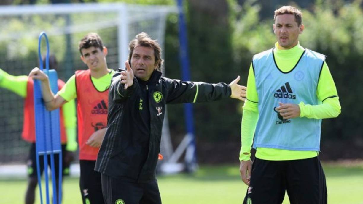 El Chelsea está dispuesto a abrir negociaciones con el Real Madrid para hacerse con los servicios de James Rodríguez en el próximo mercado de invierno. El club inglés dirigido por Antonio Conte está a punto de vender a Óscar al Shanghai SIPG por una suma muy elevada que podrían invertir en fichar al futbolista colombiano del conjunto merengue, al que ya trató de fichar el pasado mercado de verano.